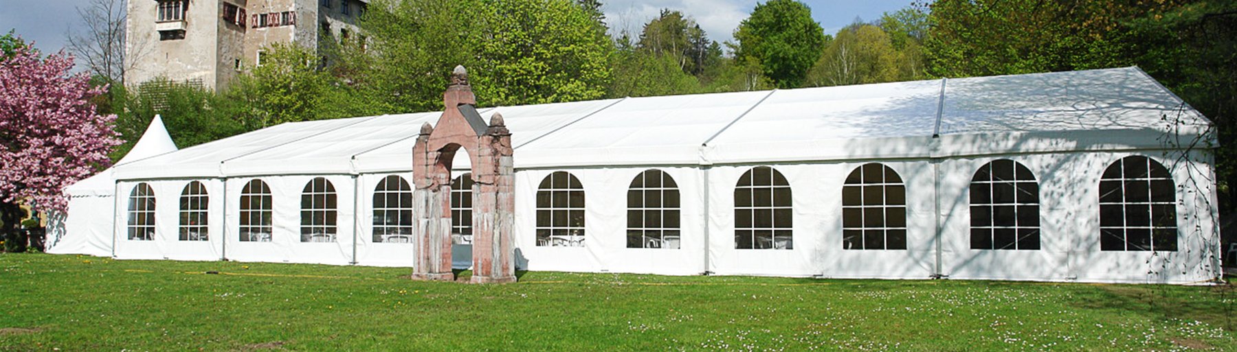 VerleihWir überdachen Veranstaltungen jeder Art.Außerdem kümmern wir uns um die Planung, den Aufbau und die Ausstattung der Zelte.